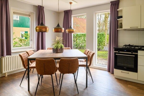 Eetkamer - Rolstoeltoegankelijke bungalow met sauna in Diessen-Baarschot (3)