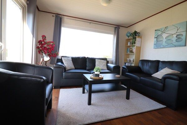 Woonkamer - Chalet in Friesland bij Waddenzee & Franeker in Tzummarum (2)