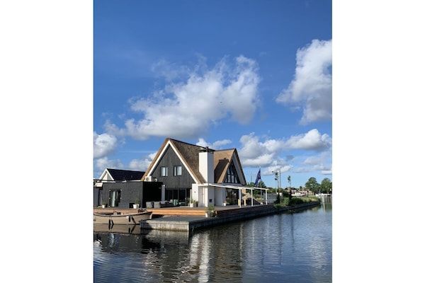 Untagged - aan het water in Friesland (NI) in Stavoren (1)