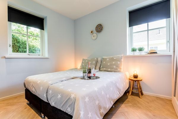 Slaapkamer - Bungalow bij kust en bos in Noordwijk (5)