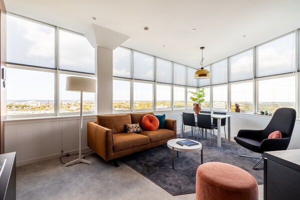 Woonkamer - comfortabel appartement met panoramisch uitzicht in Den Haag (4)