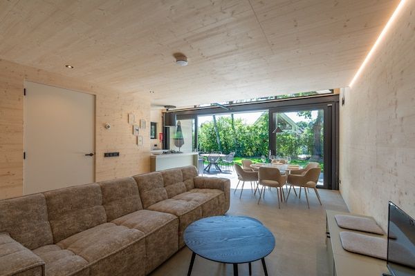 Woonkamer - Luxe vakantiehuis aan zee in Sint Maartenszee (2)