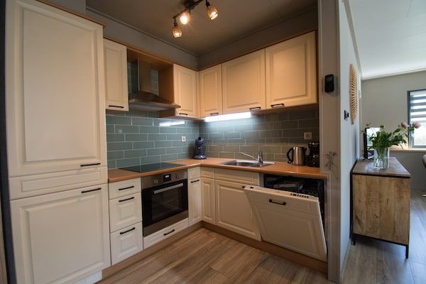 Keuken - Bungalow Mui aan Zee in het centrum van Petten in Petten (4)