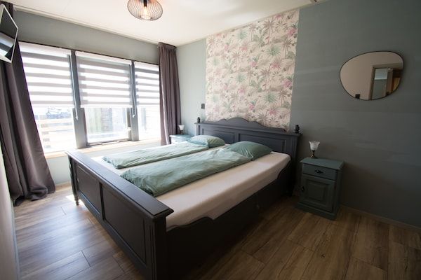Slaapkamer - Bungalow Mui aan Zee in het centrum van Petten in Petten (5)