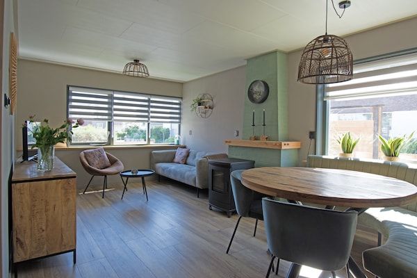 Woonkamer - Bungalow Mui aan Zee in het centrum van Petten in Petten (3)