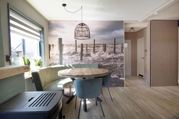 Eetkamer - Bungalow Mui aan Zee in het centrum van Petten in Petten (2)