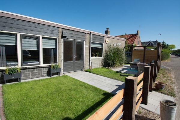 Buitenkant - Bungalow Mui aan Zee in het centrum van Petten in Petten (1)