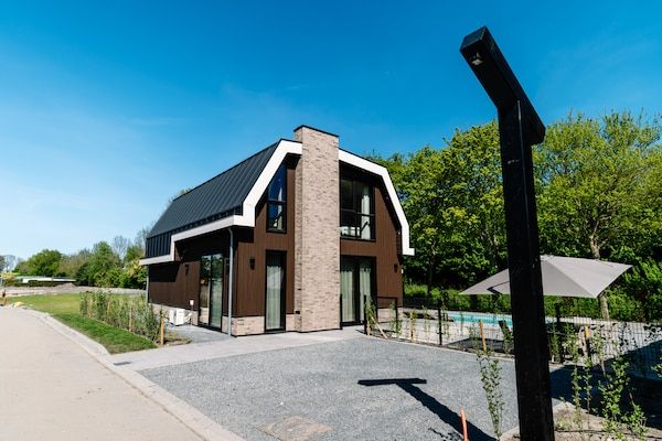 Buitenkant - Verblijf met privézwembad en hot tub in Waarland (1)