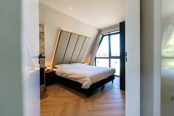 Slaapkamer - Verblijf met privézwembad en hot tub in Waarland (5)