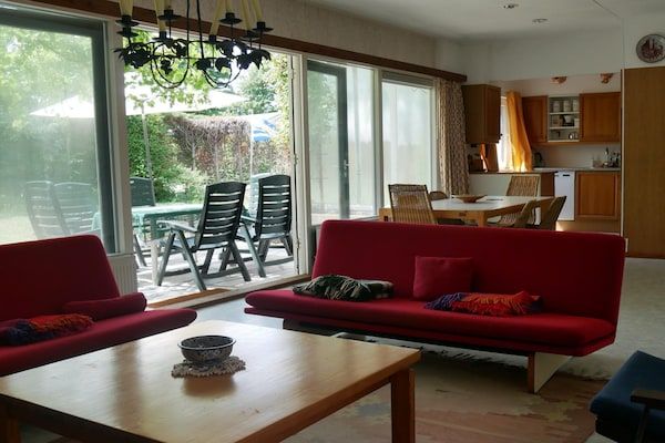 Woonkamer - Knus familiehuis met heerlijke tuin. in Kamperland (4)
