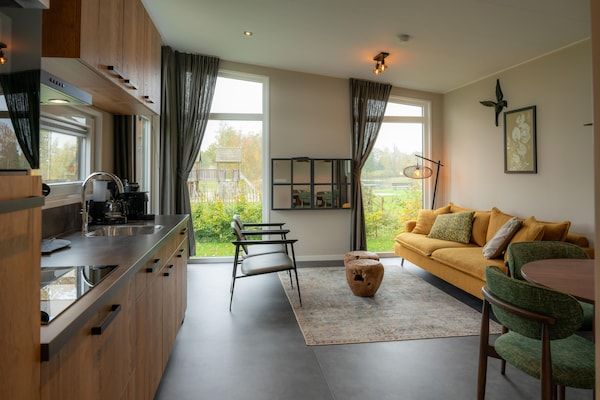 Woonkamer - Luxe vakantiewoning omringd door in Sint Nicolaasga (5)