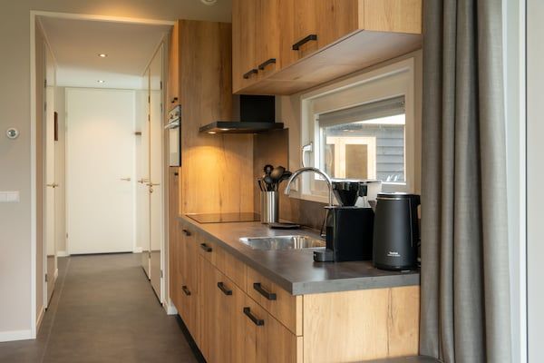 Keuken - Luxe vakantiewoning omringd door in Sint Nicolaasga (2)