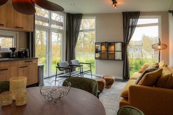 Woonkamer - Luxe vakantiewoning omringd door water en bos in Sint Nicolaasga (5)