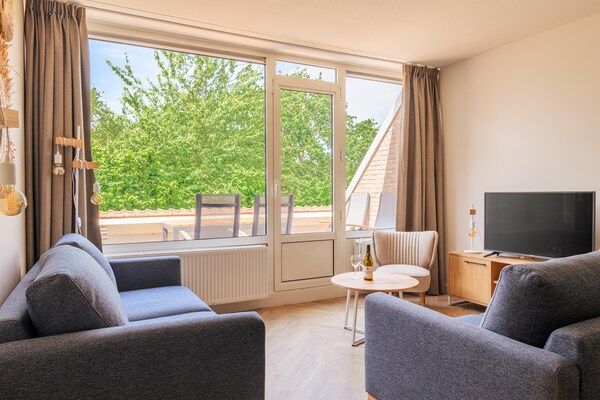 Woonkamer - Comfortabel appartement met balkon in Bruinisse (1)