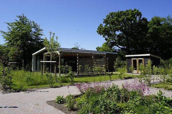 Buitenkant - Luxe vakantiewoning omringd door water en bos in Sint Nicolaasga (5)