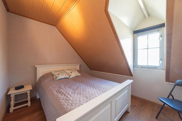 Slaapkamer - 6-persoonshuis met prachtige tuin in Wemeldinge (5)