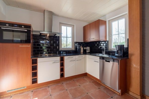 Keuken - 6-persoonshuis met prachtige tuin in Wemeldinge (4)