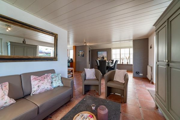 Woonkamer - 6-persoonshuis met prachtige tuin in Wemeldinge (2)