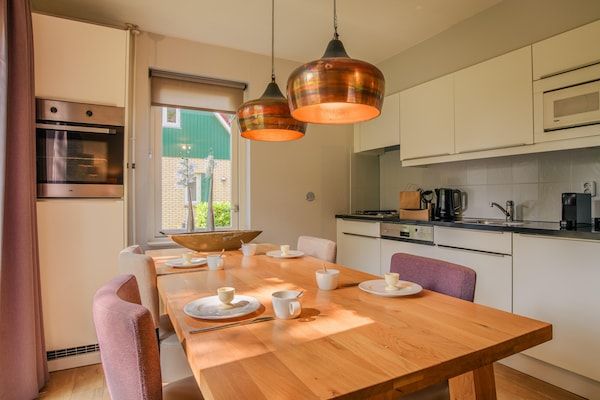Eetkamer - Moderne bungalow met privésauna in Diessen-Baarschot (3)