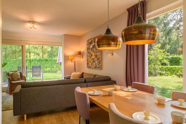 Woonkamer - Moderne bungalow met privésauna in Diessen-Baarschot (2)