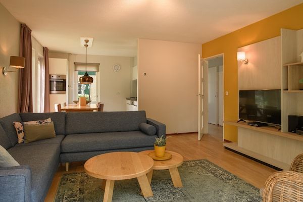 Woonkamer - Moderne bungalow met privésauna in Diessen-Baarschot (1)