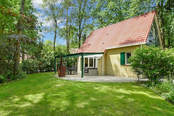 Buitenkant - Weelderige bungalow met privé-bubbelbad in Diessen-Baarschot (1)