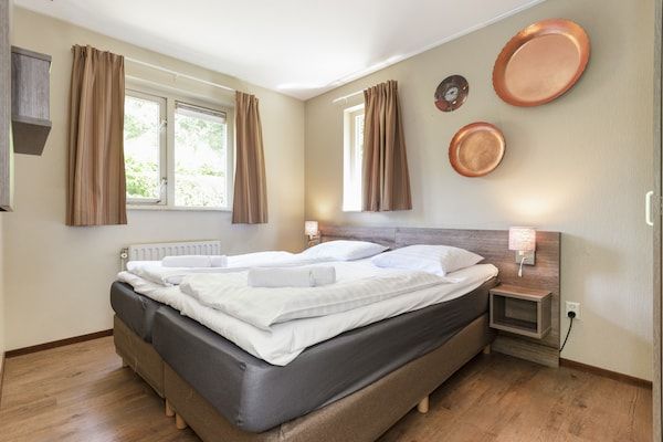 Slaapkamer - Weelderige bungalow met privé-bubbelbad in Diessen-Baarschot (5)