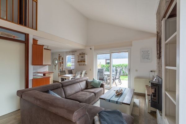 Woonkamer - Heerlijk vakantiehuis in Julianadorp in Julianadorp aan Zee (2)