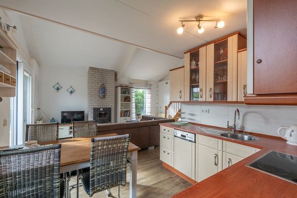 Woonkamer - Heerlijk vakantiehuis in Julianadorp in Julianadorp aan Zee (5)