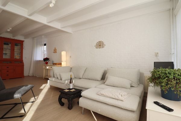 Woonkamer - Prachtig gerenoveerd huis in Noordwijkerhout in Noordwijkerhout (5)