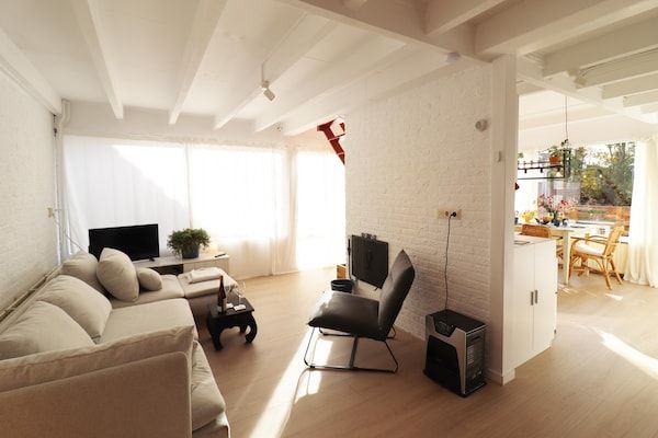 Woonkamer - Prachtig gerenoveerd huis in Noordwijkerhout in Noordwijkerhout (3)