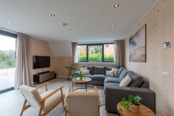 Woonkamer - Moderne, nieuw ingerichte, vrijstaande villa voor 8 personen met een fijne grote tuin in Groote Keeten (2)