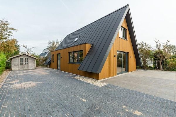Buitenkant - Moderne, nieuw ingerichte, vrijstaande villa voor 8 personen met een fijne grote tuin in Groote Keeten (1)