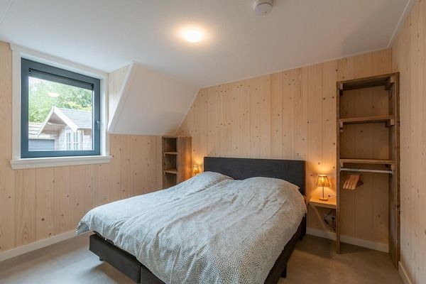 Slaapkamer - Moderne, nieuw ingerichte, vrijstaande villa voor 8 personen met een fijne grote tuin in Groote Keeten (5)