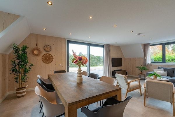 Eetkamer - Moderne, nieuw ingerichte, vrijstaande villa voor 8 personen met een fijne grote tuin in Groote Keeten (3)