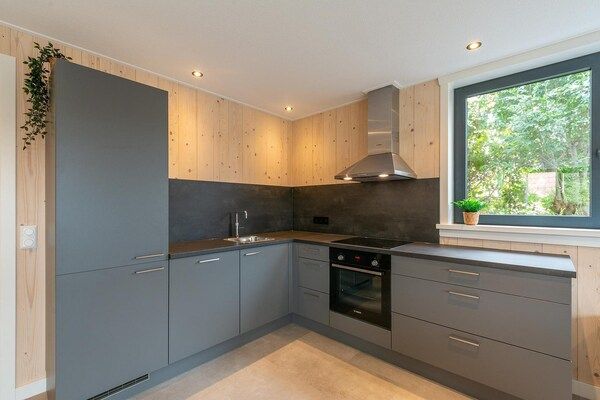 Keuken - Moderne, nieuw ingerichte, vrijstaande villa voor 8 personen met een fijne grote tuin in Groote Keeten (4)