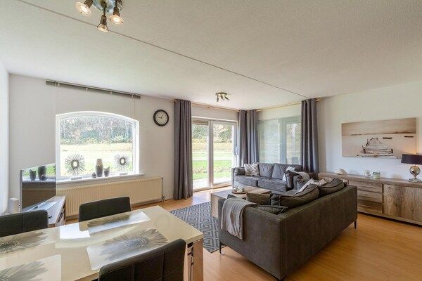 Woonkamer - Appartement in Julianadorp aan Zee met terras in Julianadorp aan Zee (4)