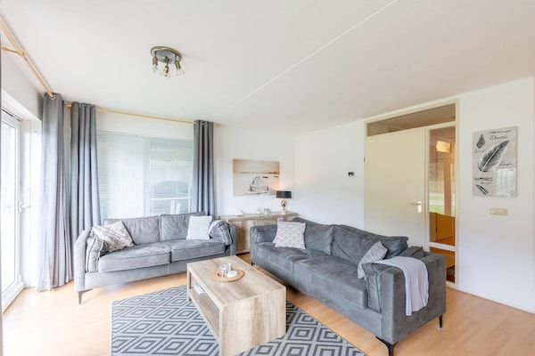 Woonkamer - Appartement in Julianadorp aan Zee met terras in Julianadorp aan Zee (2)