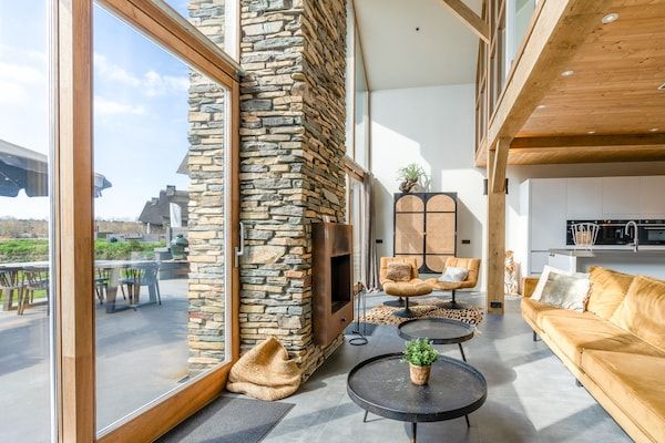 Woonkamer - Luxe en duurzame 6-persoons vakantievilla in De Koog (2)