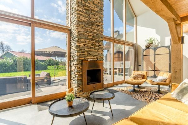 Woonkamer - Luxe en duurzame 6-persoons vakantievilla in De Koog (3)
