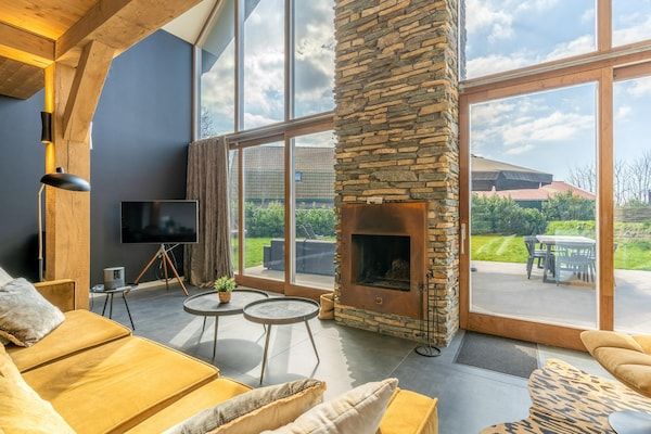 Woonkamer - Luxe en duurzame 6-persoons vakantievilla in De Koog (4)