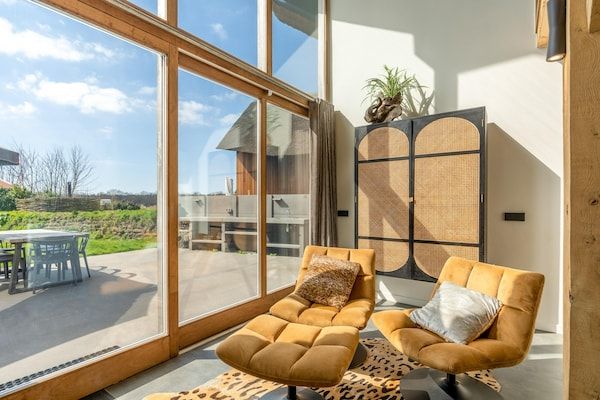 Woonkamer - Luxe en duurzame 6-persoons vakantievilla in De Koog (5)