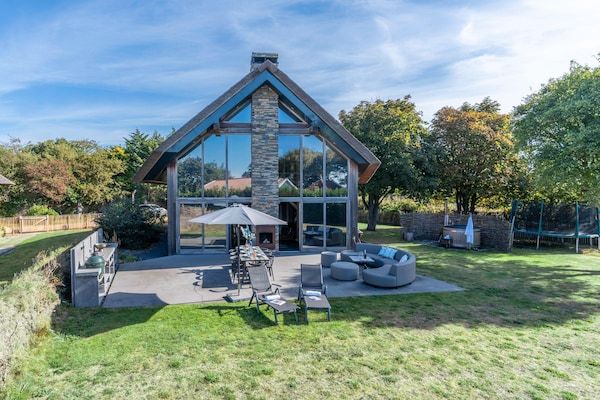 Buitenkant - Luxe en duurzame 6-persoons vakantievilla in De Koog (1)