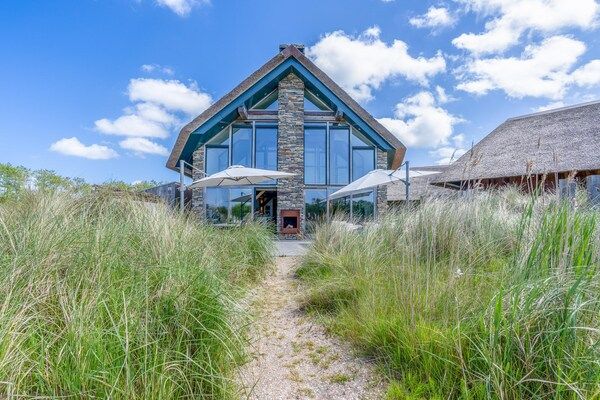 Buitenkant - Luxe en duurzame 6-persoons vakantievilla in De Koog (1)