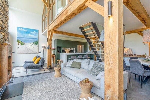 Woonkamer - Luxe en duurzame 6-persoons vakantievilla in De Koog (3)