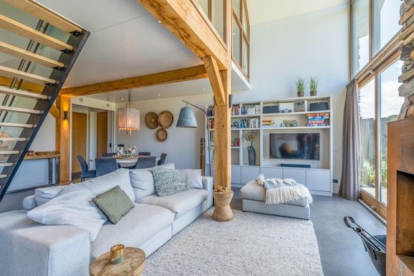 Woonkamer - Luxe en duurzame 6-persoons vakantievilla in De Koog (4)
