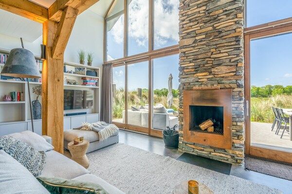 Woonkamer - Luxe en duurzame 6-persoons vakantievilla in De Koog (5)
