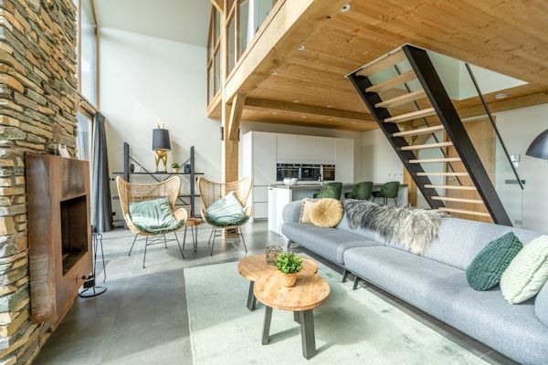 Woonkamer - Stijlvol overnachten met hottub & sfeerhaard. in De Koog (5)