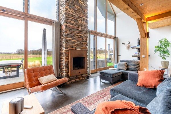 Woonkamer - Luxe en duurzame 6-persoons vakantievilla in De Koog (3)