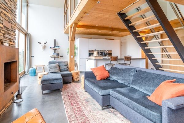 Woonkamer - Luxe en duurzame 6-persoons vakantievilla in De Koog (4)